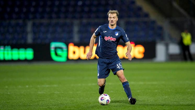 Yannik Lührs (TSG II, 49), am Ball, Freisteller, Ganzkörper, Einzelbild, Einzelfoto, Aktion, Action, 10.04.2026, Sinsheim (Deutschland), Fussball, 3. Liga, TSG 1899 Hoffenheim II - 1. FC Schweinfurt 05, DFB DFL REGULATIONS PROHIBIT ANY USE OF PHOTOGRAPHS AS IMAGE SEQUENCES AND OR QUASI-VIDEO. *** Yannik Lührs TSG II, 49 , on the ball, cropped, full body, single image, single photo, action, action, 10 04 2026, Sinsheim Germany , Soccer, 3 Liga, TSG 1899 Hoffenheim II 1 FC Schweinfurt 05, DFB DFL REGULATIONS PROHIBIT ANY USE OF PHOTOGRAPHS AS IMAGE SEQUENCES AND OR QUASI VIDEO xozx