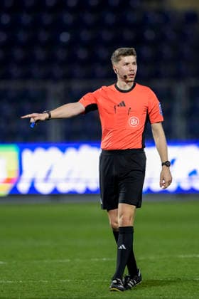 Felix Wagner (Schiedsrichter), gibt Anweisungen, gestikuliert, mit den Armen gestikulieren, Freisteller, Ganzkörper, Einzelbild, Einzelfoto, Aktion, Action, 10.04.2026, Sinsheim (Deutschland), Fussball, 3. Liga, TSG 1899 Hoffenheim II - 1. FC Schweinfurt 05, DFB DFL REGULATIONS PROHIBIT ANY USE OF PHOTOGRAPHS AS IMAGE SEQUENCES AND OR QUASI-VIDEO. *** Felix Wagner referee , gives instructions, gestures, gesticulates with arms, cropped, full body, single image, single photo, action, action, 10 04 2026, Sinsheim Germany , Soccer, 3 Liga, TSG 1899 Hoffenheim II 1 FC Schweinfurt 05, DFB DFL REGULATIONS PROHIBIT ANY USE OF PHOTOGRAPHS AS IMAGE SEQUENCES AND OR QUASI VIDEO xozx