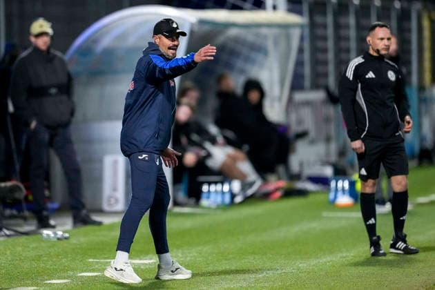Stefan Kleineheismann (Trainer, Cheftrainer, TSG II), gibt Anweisungen, gestikuliert, mit den Armen gestikulieren, Freisteller, Ganzkörper, Einzelbild, Einzelfoto, Aktion, Action, am Spielfeldrand, an der Seitenauslinie, 10.04.2026, Sinsheim (Deutschland), Fussball, 3. Liga, TSG 1899 Hoffenheim II - 1. FC Schweinfurt 05, DFB DFL REGULATIONS PROHIBIT ANY USE OF PHOTOGRAPHS AS IMAGE SEQUENCES AND OR QUASI-VIDEO. *** Stefan Kleineheismann coach, head coach, TSG II , gives instructions, gestures, gesticulates with arms, cropped, full body, single image, single photo, action, action, on the sidelines, 10 04 2026, Sinsheim Germany , Football, 3 Liga, TSG 1899 Hoffenheim II 1 FC Schweinfurt 05, DFB DFL REGULATIONS PROHIBIT ANY USE OF PHOTOGRAPHS AS IMAGE SEQUENCES AND OR QUASI VIDEO xozx