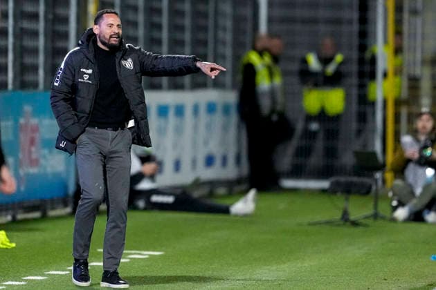 Jermaine Jones (Trainer, Cheftrainer, Schweinfurt), gibt Anweisungen, gestikuliert, mit den Armen gestikulieren, Freisteller, Ganzkörper, Einzelbild, Einzelfoto, Aktion, Action, am Spielfeldrand, an der Seitenauslinie, 10.04.2026, Sinsheim (Deutschland), Fussball, 3. Liga, TSG 1899 Hoffenheim II - 1. FC Schweinfurt 05, DFB DFL REGULATIONS PROHIBIT ANY USE OF PHOTOGRAPHS AS IMAGE SEQUENCES AND OR QUASI-VIDEO. *** Jermaine Jones Coach, Head Coach, Schweinfurt , gives instructions, gestures, gesticulates with arms, cropped, full body, single image, single photo, action, action, on the sidelines, 10 04 2026, Sinsheim Germany , Soccer, 3 Liga, TSG 1899 Hoffenheim II 1 FC Schweinfurt 05, DFB DFL REGULATIONS PROHIBIT ANY USE OF PHOTOGRAPHS AS IMAGE SEQUENCES AND OR QUASI VIDEO xozx