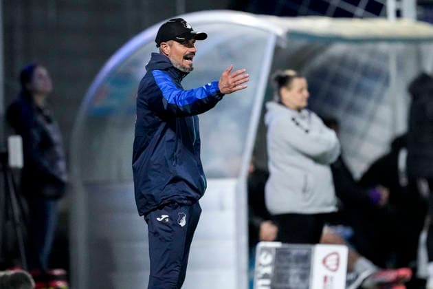 Stefan Kleineheismann (Trainer, Cheftrainer, TSG II), gibt Anweisungen, gestikuliert, mit den Armen gestikulieren, Einzelbild, Einzelfoto, Aktion, Action, 10.04.2026, Sinsheim (Deutschland), Fussball, 3. Liga, TSG 1899 Hoffenheim II - 1. FC Schweinfurt 05, DFB DFL REGULATIONS PROHIBIT ANY USE OF PHOTOGRAPHS AS IMAGE SEQUENCES AND OR QUASI-VIDEO. *** Stefan Kleineheismann coach, head coach, TSG II , gives instructions, gestures, gesticulates with arms, single image, single photo, action, action, 10 04 2026, Sinsheim Germany , Football, 3 Liga, TSG 1899 Hoffenheim II 1 FC Schweinfurt 05, DFB DFL REGULATIONS PROHIBIT ANY USE OF PHOTOGRAPHS AS IMAGE SEQUENCES AND OR QUASI VIDEO xozx