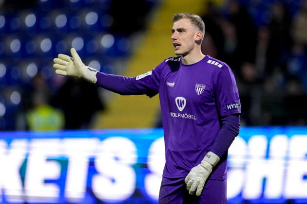 Toni Stahl (Torhüter, Schweinfurt, 1), gibt Anweisungen, gestikuliert, mit den Armen gestikulieren, Einzelbild, Einzelfoto, Aktion, Action, 10.04.2026, Sinsheim (Deutschland), Fussball, 3. Liga, TSG 1899 Hoffenheim II - 1. FC Schweinfurt 05, DFB DFL REGULATIONS PROHIBIT ANY USE OF PHOTOGRAPHS AS IMAGE SEQUENCES AND OR QUASI-VIDEO. *** Toni Stahl Goalkeeper, Schweinfurt, 1 , gives instructions, gestures, gesticulates with arms, single image, single photo, action, action, 10 04 2026, Sinsheim Germany , Soccer, 3 Liga, TSG 1899 Hoffenheim II 1 FC Schweinfurt 05, DFB DFL REGULATIONS PROHIBIT ANY USE OF PHOTOGRAPHS AS IMAGE SEQUENCES AND OR QUASI VIDEO xozx