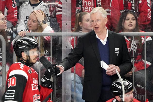 Köln, DEL, 1.DEL, Saison 2025 2026, Playoffs, Halbfinale Kölner Haie vs Eisbären Berlin, 10.04.2026, Lanxessarena Köln, Tanner Kero, Kari Jalonen, Trainer Coach Kölner Haie, Finnland, Finland, FIN; Aktion, Einzelbild *** Cologne, DEL, 1 DEL, season 2025 2026, playoffs, semi-final Kölner Haie vs Eisbären Berlin, 10 04 2026, Lanxessarena Cologne, Tanner Kero, Kari Jalonen, coach Kölner Haie, Finland, FIN action, single image