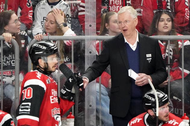 Köln, DEL, 1.DEL, Saison 2025 2026, Playoffs, Halbfinale Kölner Haie vs Eisbären Berlin, 10.04.2026, Lanxessarena Köln, Kari Jalonen, Trainer Coach Kölner Haie, Finnland, Finland, FIN; Aktion, Einzelbild *** Cologne, DEL, 1 DEL, season 2025 2026, playoffs, semi-final Kölner Haie vs Eisbären Berlin, 10 04 2026, Lanxessarena Cologne, Kari Jalonen, coach Kölner Haie, Finland, Finland, FIN action, single image