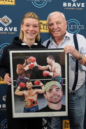 Boxen: Brave Boxing by Nina Meinke, Gym Eröffnung, Berlin, 10.04.2026 Nina Meinke und Ulli Wegner, Präsent mit Fotos von Sven Ottke *** Boxing Brave Boxing by Nina Meinke, Gym Opening, Berlin, 10 04 2026 Nina Meinke and Ulli Wegner, Present with photos by Sven Ottke