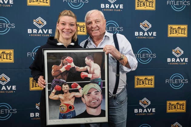 Boxen: Brave Boxing by Nina Meinke, Gym Eröffnung, Berlin, 10.04.2026 Nina Meinke und Ulli Wegner, Präsent mit Fotos von Sven Ottke *** Boxing Brave Boxing by Nina Meinke, Gym Opening, Berlin, 10 04 2026 Nina Meinke and Ulli Wegner, Present with photos by Sven Ottke