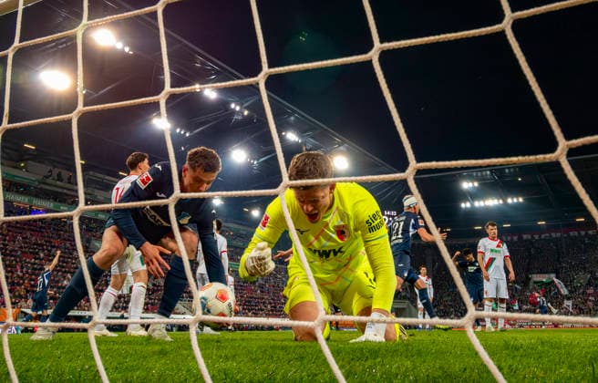 10.04.2026, Fussball 1. Bundesliga 2025 2026, 29.Spieltag, FC Augsburg - TSG 1899 Hoffenheim, in der WWK-Arena Augsburg. Torwart Finn Dahmen (FC Augsburg) nach dem Gegentor frustriert. *** 10 04 2026, Soccer 1 Bundesliga 2025 2026, Matchday 29, FC Augsburg TSG 1899 Hoffenheim, in the WWK Arena Augsburg Goalkeeper Finn Dahmen FC Augsburg frustrated after conceding a goal