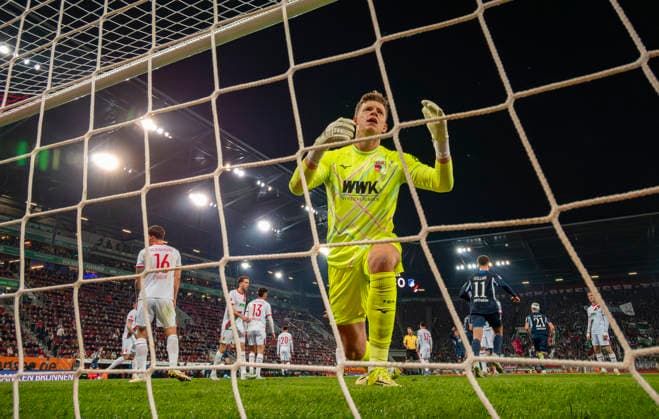 10.04.2026, Fussball 1. Bundesliga 2025 2026, 29.Spieltag, FC Augsburg - TSG 1899 Hoffenheim, in der WWK-Arena Augsburg. Torwart Finn Dahmen (FC Augsburg) nach dem Gegentor frustriert. *** 10 04 2026, Soccer 1 Bundesliga 2025 2026, Matchday 29, FC Augsburg TSG 1899 Hoffenheim, in the WWK Arena Augsburg Goalkeeper Finn Dahmen FC Augsburg frustrated after conceding a goal