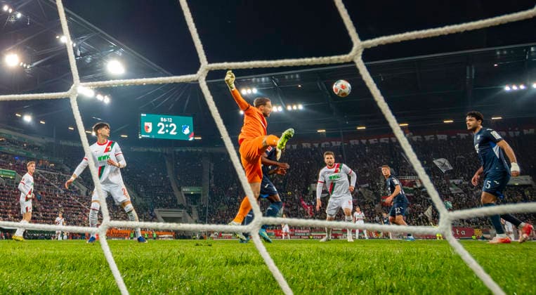 10.04.2026, Fussball 1. Bundesliga 2025 2026, 29.Spieltag, FC Augsburg - TSG 1899 Hoffenheim, in der WWK-Arena Augsburg. mitte: Torwart Oliver Baumann (TSG 1899 Hoffenheim) mit einer Parade. *** 10 04 2026, Soccer 1 Bundesliga 2025 2026, Matchday 29, FC Augsburg TSG 1899 Hoffenheim, in the WWK Arena Augsburg with a save by goalkeeper Oliver Baumann TSG 1899 Hoffenheim