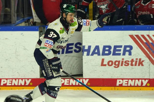 Köln, DEL, Saison 2025 2026, Playoffs semi Finale Spiel 2, Kölner Haie vs Eisbären Berlin , 10.04.2026. Lanxessarena Köln, Markus Vikingstad Eisbären Berlin *** Cologne, DEL, season 2025 2026, playoffs semi final game 2, Kölner Haie vs Eisbären Berlin , 10 04 2026 Lanxessarena Cologne, Markus Vikingstad Eisbären Berlin