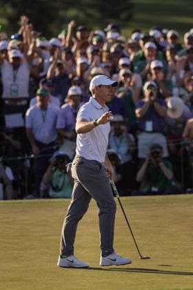 Golf 2026 Masters Tournament - Round 2 Rory McIlroy of Northern Ireland acknowledges the patrons after hitting a birdie on the 18th hole in round 2 of the 2026 Masters tournament in August, Georgia, USA, 10 April 2026. Augusta GEORGIA United States  Copyright: xERIKxS.xLESSERx