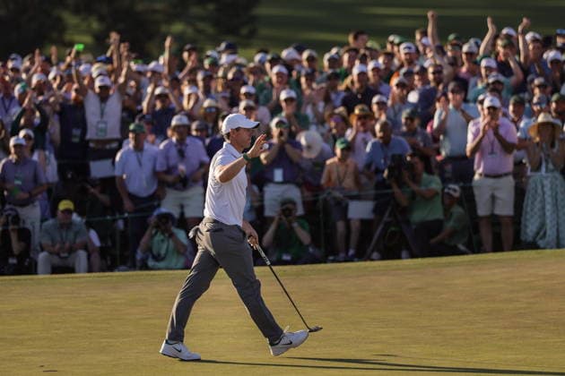Golf 2026 Masters Tournament - Round 2 Rory McIlroy of Northern Ireland acknowledges the patrons after hitting a birdie on the 18th hole in round 2 of the 2026 Masters tournament in August, Georgia, USA, 10 April 2026. Augusta GEORGIA United States  Copyright: xERIKxS.xLESSERx