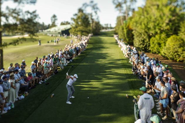Golf 2026 Masters Tournament - Round 2 Rory McIlroy of Northern Ireland tees off on the 18th hole in round 2 of the 2026 Masters tournament in August, Georgia, USA, 10 April 2026. Augusta GEORGIA United States  Copyright: xERIKxS.xLESSERx