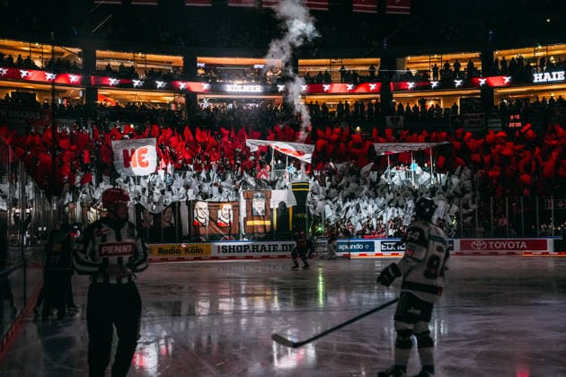 10.04.2026, xjmrgnx, Eishockey Penny DEL 1 2 Finale, Koelner Haie - Eisbären Berlin v.l. Fans von Köln zeigen eine Choreografie vor dem Spiel (DFL DFB REGULATIONS PROHIBIT ANY USE OF PHOTOGRAPHS as IMAGE SEQUENCES and or QUASI-VIDEO) Koeln *** 10 04 2026, xjmrgnx, Eishockey Penny DEL 1 2 Final, Koelner Haie Eisbären Berlin v l Fans of Cologne show a choreography before the game DFL DFB REGULATIONS PROHIBIT ANY USE OF PHOTOGRAPHS as IMAGE SEQUENCES and or QUASI VIDEO Koeln