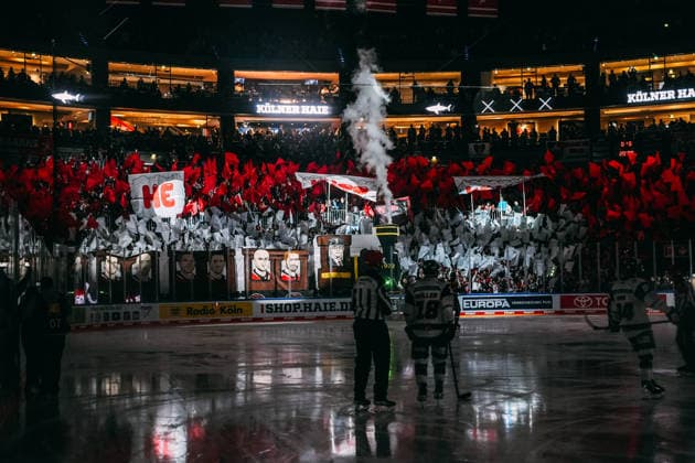 10.04.2026, xjmrgnx, Eishockey Penny DEL 1 2 Finale, Koelner Haie - Eisbären Berlin v.l. Fans von Köln zeigen eine Choreografie vor dem Spiel (DFL DFB REGULATIONS PROHIBIT ANY USE OF PHOTOGRAPHS as IMAGE SEQUENCES and or QUASI-VIDEO) Koeln *** 10 04 2026, xjmrgnx, Eishockey Penny DEL 1 2 Final, Koelner Haie Eisbären Berlin v l Fans of Cologne show a choreography before the game DFL DFB REGULATIONS PROHIBIT ANY USE OF PHOTOGRAPHS as IMAGE SEQUENCES and or QUASI VIDEO Koeln