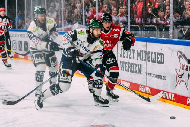 10.04.2026, xjmrgnx, Eishockey Penny DEL 1 2 Finale, Koelner Haie - Eisbären Berlin v.l. Zweikampf zwischen Eric Mik (12, Eisbaeren Berlin) und Kevin Niedenz (46, Koelner Haie) (DFL DFB REGULATIONS PROHIBIT ANY USE OF PHOTOGRAPHS as IMAGE SEQUENCES and or QUASI-VIDEO) Koeln *** 10 04 2026, xjmrgnx, Ice Hockey Penny DEL 1 2 Final, Koelner Haie Eisbären Berlin v l duel between Eric Mik 12, Eisbaeren Berlin and Kevin Niedenz 46, Koelner Haie DFL DFB REGULATIONS PROHIBIT ANY USE OF PHOTOGRAPHS as IMAGE SEQUENCES and or QUASI VIDEO Koeln