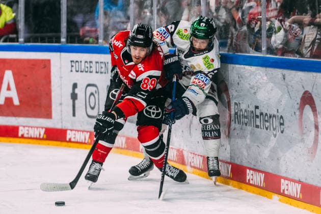 10.04.2026, xjmrgnx, Eishockey Penny DEL 1 2 Finale, Koelner Haie - Eisbären Berlin v.l. Zweikampf zwischen Gregor MacLeod (89, Koelner Haie) und Eric Mik (12, Eisbaeren Berlin) (DFL DFB REGULATIONS PROHIBIT ANY USE OF PHOTOGRAPHS as IMAGE SEQUENCES and or QUASI-VIDEO) Koeln *** 10 04 2026, xjmrgnx, Eishockey Penny DEL 1 2 Final, Koelner Haie Eisbären Berlin v l duel between Gregor MacLeod 89, Koelner Haie and Eric Mik 12, Eisbaeren Berlin DFL DFB REGULATIONS PROHIBIT ANY USE OF PHOTOGRAPHS as IMAGE SEQUENCES and or QUASI VIDEO Koeln