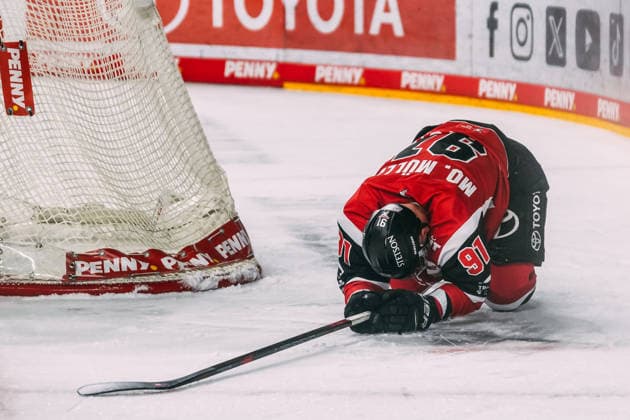 10.04.2026, xjmrgnx, Eishockey Penny DEL 1 2 Finale, Koelner Haie - Eisbären Berlin v.l. Haie Kapitän Moritz Müller (91, Koelner Haie) niedergeschlagen nach vergebener Chance (DFL DFB REGULATIONS PROHIBIT ANY USE OF PHOTOGRAPHS as IMAGE SEQUENCES and or QUASI-VIDEO) Koeln *** 10 04 2026, xjmrgnx, Eishockey Penny DEL 1 2 Final, Koelner Haie Eisbären Berlin v l Haie Captain Moritz Müller 91, Koelner Haie dejected after missed chance DFL DFB REGULATIONS PROHIBIT ANY USE OF PHOTOGRAPHS as IMAGE SEQUENCES and or QUASI VIDEO Koeln