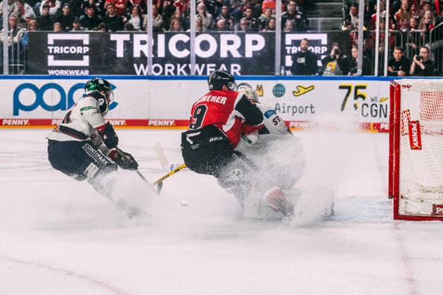 10.04.2026, xjmrgnx, Eishockey Penny DEL 1 2 Finale, Koelner Haie - Eisbären Berlin v.l. Schussversuch von Maximilian Kammerer (9, Koelner Haie) verteidigt von Adam Smith (4, Eisbaeren Berlin) und Jonas Stettmer (1, Eisbaeren Berlin) (DFL DFB REGULATIONS PROHIBIT ANY USE OF PHOTOGRAPHS as IMAGE SEQUENCES and or QUASI-VIDEO) Koeln *** 10 04 2026, xjmrgnx, Eishockey Penny DEL 1 2 Final, Koelner Haie Eisbären Berlin v l shot attempt by Maximilian Kammerer 9, Koelner Haie defended by Adam Smith 4, Eisbaeren Berlin and Jonas Stettmer 1, Eisbaeren Berlin DFL DFB REGULATIONS PROHIBIT ANY USE OF PHOTOGRAPHS as IMAGE SEQUENCES and or QUASI VIDEO Koeln