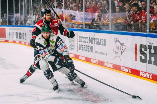 10.04.2026, xjmrgnx, Eishockey Penny DEL 1 2 Finale, Koelner Haie - Eisbären Berlin v.l. Zweikampf zwischen Dominik Bokk (78, Koelner Haie) und Markus Niemeläinen (56, Eisbaeren Berlin) (DFL DFB REGULATIONS PROHIBIT ANY USE OF PHOTOGRAPHS as IMAGE SEQUENCES and or QUASI-VIDEO) Koeln *** 10 04 2026, xjmrgnx, Ice Hockey Penny DEL 1 2 Final, Koelner Haie Eisbären Berlin v l duel between Dominik Bokk 78, Koelner Haie and Markus Niemeläinen 56, Eisbaeren Berlin DFL DFB REGULATIONS PROHIBIT ANY USE OF PHOTOGRAPHS as IMAGE SEQUENCES and or QUASI VIDEO Koeln