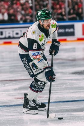 10.04.2026, xjmrgnx, Eishockey Penny DEL 1 2 Finale, Koelner Haie - Eisbären Berlin v.l. Angriff über Kai Wissmann (6, Eisbaeren Berlin) (DFL DFB REGULATIONS PROHIBIT ANY USE OF PHOTOGRAPHS as IMAGE SEQUENCES and or QUASI-VIDEO) Koeln *** 10 04 2026, xjmrgnx, Eishockey Penny DEL 1 2 Finale, Koelner Haie Eisbären Berlin v l Angriff über Kai Wissmann 6, Eisbaeren Berlin DFL DFB REGULATIONS PROHIBIT ANY USE OF PHOTOGRAPHS as IMAGE SEQUENCES and or QUASI VIDEO Koeln