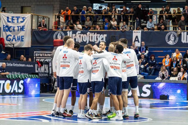 GER, easy-Credit Basketball-Bundesliga, Syntainics MBC - Veolia Towers Hamburg. 10.04.2026, Stadthalle, Weißenfels, GER, easy-Credit Basketball-Bundesliga, Syntainics MBC - Veolia Towers Hamburg. Schulterschluss vom Syntainics MBC Â Foto Alexander Trienitz Weißenfels Stadthalle Sachsen-Anhalt Deutschland
