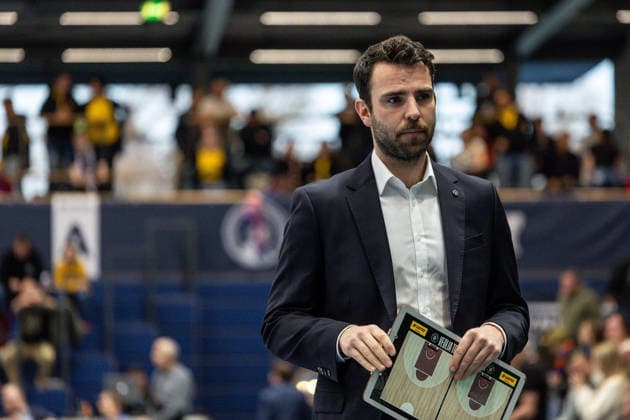 GER, easy-Credit Basketball-Bundesliga, Syntainics MBC - Veolia Towers Hamburg. 10.04.2026, Stadthalle, Weißenfels, GER, easy-Credit Basketball-Bundesliga, Syntainics MBC - Veolia Towers Hamburg. Benka Barloschky (Head Coach), Veolia Towers Hamburg Â Foto Alexander Trienitz Weißenfels Stadthalle Sachsen-Anhalt Deutschland