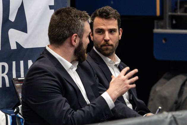 GER, easy-Credit Basketball-Bundesliga, Syntainics MBC - Veolia Towers Hamburg. 10.04.2026, Stadthalle, Weißenfels, GER, easy-Credit Basketball-Bundesliga, Syntainics MBC - Veolia Towers Hamburg. Benka Barloschky (Head Coach), Veolia Towers Hamburg spricht mit Stanley Witt (Assistant Coach), Veolia Towers Hamburg Â Foto Alexander Trienitz Weißenfels Stadthalle Sachsen-Anhalt Deutschland
