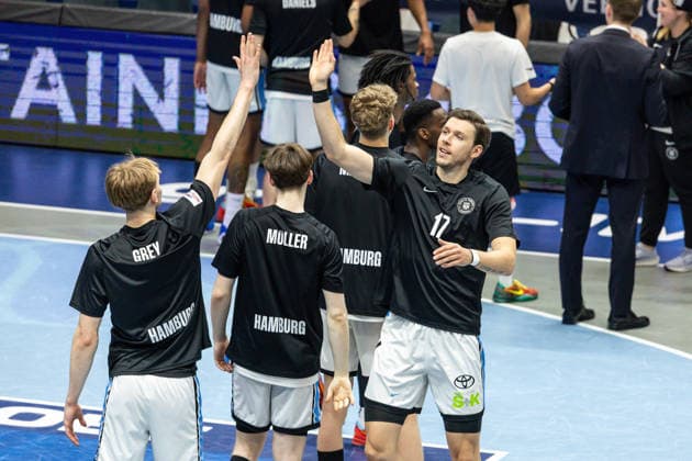 GER, easy-Credit Basketball-Bundesliga, Syntainics MBC - Veolia Towers Hamburg. 10.04.2026, Stadthalle, Weißenfels, GER, easy-Credit Basketball-Bundesliga, Syntainics MBC - Veolia Towers Hamburg. Niklas Wimberg (Veolia Towers Hamburg, 17) bei der Teamvorstellung Â Foto Alexander Trienitz Weißenfels Stadthalle Sachsen-Anhalt Deutschland
