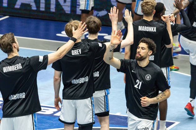 GER, easy-Credit Basketball-Bundesliga, Syntainics MBC - Veolia Towers Hamburg. 10.04.2026, Stadthalle, Weißenfels, GER, easy-Credit Basketball-Bundesliga, Syntainics MBC - Veolia Towers Hamburg. Devon Daniels IV (Veolia Towers Hamburg, 21) bei der Teamvorstellung Â Foto Alexander Trienitz Weißenfels Stadthalle Sachsen-Anhalt Deutschland