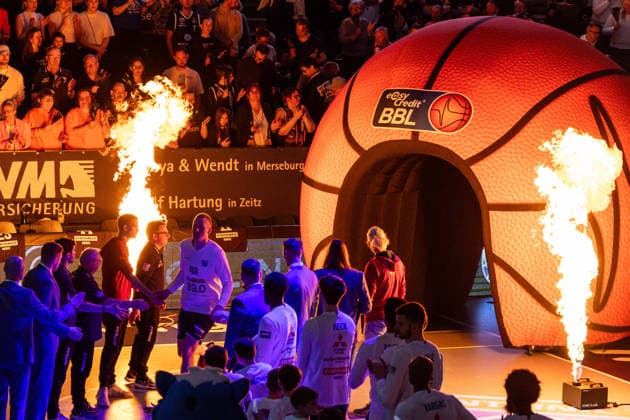 GER, easy-Credit Basketball-Bundesliga, Syntainics MBC - Veolia Towers Hamburg. 10.04.2026, Stadthalle, Weißenfels, GER, easy-Credit Basketball-Bundesliga, Syntainics MBC - Veolia Towers Hamburg. Collin Welp (Syntainics MBC, 40) bei der Teamvorstellung Â Foto Alexander Trienitz Weißenfels Stadthalle Sachsen-Anhalt Deutschland