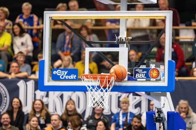 GER, easy-Credit Basketball-Bundesliga, Syntainics MBC - Veolia Towers Hamburg. 10.04.2026, Stadthalle, Weißenfels, GER, easy-Credit Basketball-Bundesliga, Syntainics MBC - Veolia Towers Hamburg. Ball klemmt zwischen Brett und Korb Â Foto Alexander Trienitz Weißenfels Stadthalle Sachsen-Anhalt Deutschland