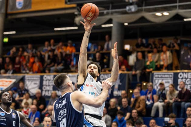 GER, easy-Credit Basketball-Bundesliga, Syntainics MBC - Veolia Towers Hamburg. 10.04.2026, Stadthalle, Weißenfels, GER, easy-Credit Basketball-Bundesliga, Syntainics MBC - Veolia Towers Hamburg. Devon Daniels IV (Veolia Towers Hamburg, 21), Jure Planinic (Syntainics MBC, 44) Â Foto Alexander Trienitz Weißenfels Stadthalle Sachsen-Anhalt Deutschland
