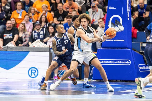 GER, easy-Credit Basketball-Bundesliga, Syntainics MBC - Veolia Towers Hamburg. 10.04.2026, Stadthalle, Weißenfels, GER, easy-Credit Basketball-Bundesliga, Syntainics MBC - Veolia Towers Hamburg. Zacharie Perrin (Veolia Towers Hamburg, 52), Charles Callison (Syntainics MBC, 23) Â Foto Alexander Trienitz Weißenfels Stadthalle Sachsen-Anhalt Deutschland