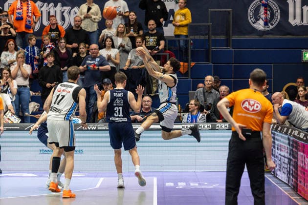 GER, easy-Credit Basketball-Bundesliga, Syntainics MBC - Veolia Towers Hamburg. 10.04.2026, Stadthalle, Weißenfels, GER, easy-Credit Basketball-Bundesliga, Syntainics MBC - Veolia Towers Hamburg. Devon Daniels IV (Veolia Towers Hamburg, 21) beim Wurfversuch gegen Spencer Reaves (Syntainics MBC, 31) Â Foto Alexander Trienitz Weißenfels Stadthalle Sachsen-Anhalt Deutschland