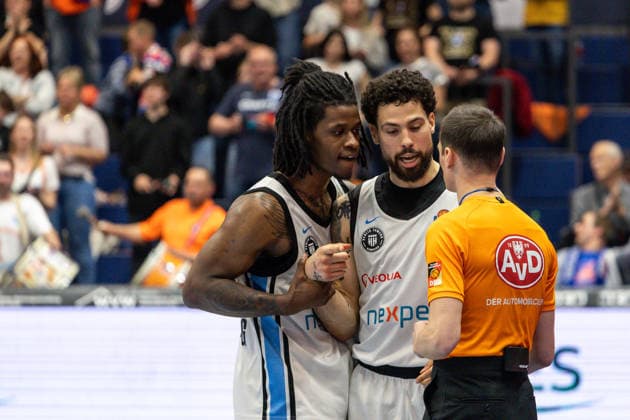 GER, easy-Credit Basketball-Bundesliga, Syntainics MBC - Veolia Towers Hamburg. 10.04.2026, Stadthalle, Weißenfels, GER, easy-Credit Basketball-Bundesliga, Syntainics MBC - Veolia Towers Hamburg. Leonard Thorpe Jr. (Veolia Towers Hamburg, 2) und äDevon Daniels IV (Veolia Towers Hamburg, 21) diskutieren mit Martin Matip, Schiedsrichter  Foto Alexander Trienitz Weißenfels Stadthalle Sachsen-Anhalt Deutschland