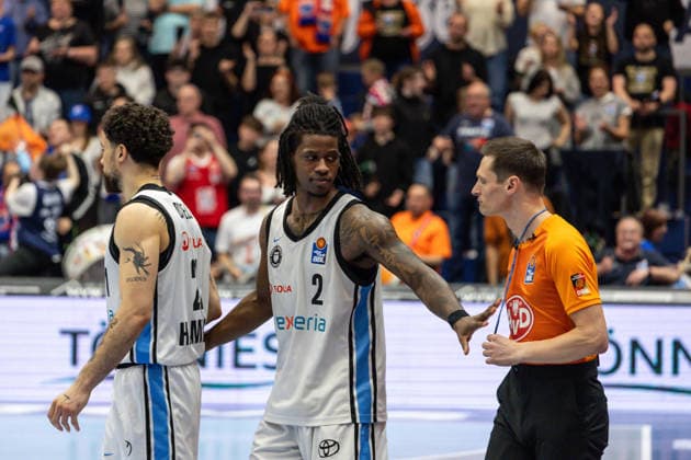 GER, easy-Credit Basketball-Bundesliga, Syntainics MBC - Veolia Towers Hamburg. 10.04.2026, Stadthalle, Weißenfels, GER, easy-Credit Basketball-Bundesliga, Syntainics MBC - Veolia Towers Hamburg. Leonard Thorpe Jr. (Veolia Towers Hamburg, 2) und äDevon Daniels IV (Veolia Towers Hamburg, 21) diskutieren mit Martin Matip, Schiedsrichter  Foto Alexander Trienitz Weißenfels Stadthalle Sachsen-Anhalt Deutschland