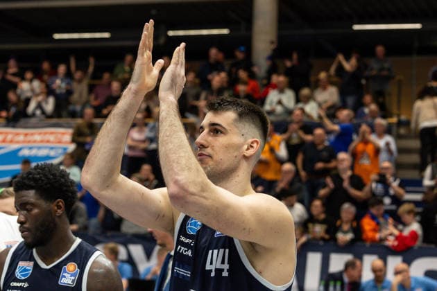 GER, easy-Credit Basketball-Bundesliga, Syntainics MBC - Veolia Towers Hamburg. 10.04.2026, Stadthalle, Weißenfels, GER, easy-Credit Basketball-Bundesliga, Syntainics MBC - Veolia Towers Hamburg. Jure Planinic (Syntainics MBC, 44) bedankt sich bei den Fans Â Foto Alexander Trienitz Weißenfels Stadthalle Sachsen-Anhalt Deutschland
