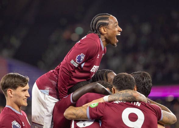 West Ham United v Wolverhampton Wanderers, Premier League, Football, The London Stadium, London, UK - 10 Apr 2026 Goal. Kyle Walker-Peters of West Ham United (2) celebrates after Konstantinos Mavropanos of West Ham United (15) celebrates after he scores the fourth goal of the game London The London Stadium Stratford GBR, UK NEWSPAPERS OUT Copyright: xEllixBirchx