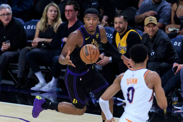 April 10, 2026, Los Angeles, California, USA: Rui Hachimura 28 of the Los Angeles Lakers passes the ball as Ryan Dunn 0 of the Phoenix Suns guards during their regular season NBA, Basketball Herren, USA game on Friday April 10, 2026 at Crypto.com Arena in Los Angeles, California. Lakers defeat Suns, 101-73. ARIANA RUIZ PI Lakers Defeat Suns, 101-73  - ZUMAp124 20260410_zaa_p124_028 Copyright: xArianaxRuizx