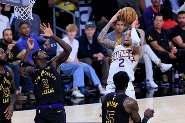 April 10, 2026, Los Angeles, California, USA: Amir Coffey 2 of the Phoenix Suns attempts a floater as Jarred Vanderbilt 2 of the Los Angeles Lakers defends the basket during their regular season NBA, Basketball Herren, USA game on Friday April 10, 2026 at Crypto.com Arena in Los Angeles, California. Lakers defeat Suns, 101-73. ARIANA RUIZ PI Lakers Defeat Suns, 101-73  - ZUMAp124 20260410_zaa_p124_038 Copyright: xArianaxRuizx
