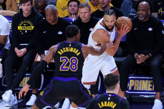 April 10, 2026, Los Angeles, California, USA: Dillon Brooks 3 of the Phoenix Suns receives the ball as Rui Hachimura 28 of the Los Angeles Lakers defends during their regular season NBA, Basketball Herren, USA game on Friday April 10, 2026 at Crypto.com Arena in Los Angeles, California. Lakers defeat Suns, 101-73. ARIANA RUIZ PI Lakers Defeat Suns, 101-73  - ZUMAp124 20260410_zaa_p124_023 Copyright: xArianaxRuizx