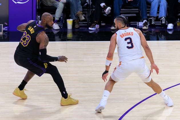 April 10, 2026, Los Angeles, California, USA: Dillon Brooks 3 of the Phoenix Suns guards LeBron James 23 of the Los Angeles Lakers during their regular season NBA, Basketball Herren, USA game on Friday April 10, 2026 at Crypto.com Arena in Los Angeles, California. Lakers defeat Suns, 101-73. ARIANA RUIZ PI Lakers Defeat Suns, 101-73  - ZUMAp124 20260410_zaa_p124_024 Copyright: xArianaxRuizx