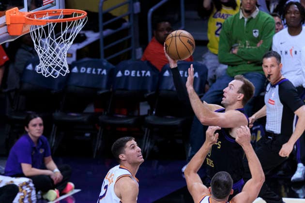 April 10, 2026, Los Angeles, California, USA: Luke Kennard 10 of the Los Angeles Lakers shoots a floater as Collin Gillespie 12 of the Phoenix Suns defends the basket during their regular season NBA, Basketball Herren, USA game on Friday April 10, 2026 at Crypto.com Arena in Los Angeles, California. Lakers defeat Suns, 101-73. ARIANA RUIZ PI Lakers Defeat Suns, 101-73  - ZUMAp124 20260410_zaa_p124_029 Copyright: xArianaxRuizx