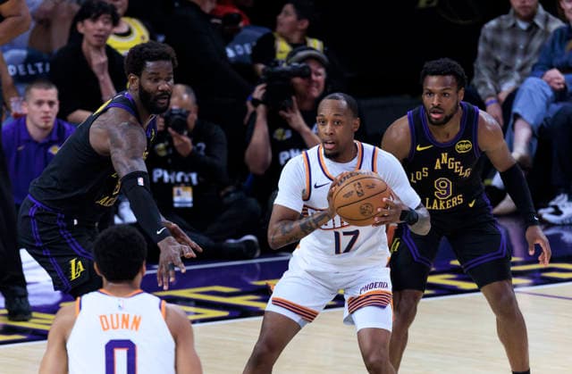 April 10, 2026, Los Angeles, California, USA: Jamaree Bouyea 17 of the Phoenix Suns receives the ball as Deandre Ayton 5 and Bronny James 9 of the Los Angeles Lakers defend during their regular season NBA, Basketball Herren, USA game on Friday April 10, 2026 at Crypto.com Arena in Los Angeles, California. Lakers defeat Suns, 101-73. ARIANA RUIZ PI Lakers Defeat Suns, 101-73  - ZUMAp124 20260410_zaa_p124_036 Copyright: xArianaxRuizx