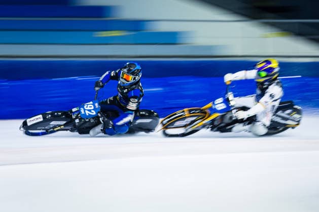 Heerenveen, Niederlande 11. April 2026: FIM Ice Speedway Gladiators Einzel-Weltmeisterschaft Finale 3 in Heerenveen - Training Im Bild: Niclas Kallin Svensson (SWE) gegen Max Niedermaier (GER) Thialf Eisstadion *** Heerenveen, Netherlands 11 April 2026 FIM Ice Speedway Gladiators Individual World Championship Final 3 in Heerenveen Training Pictured Niclas Kallin Svensson SWE vs Max Niedermaier GER Thialf Eisstadion Copyright: xFotostandx xGelhotx