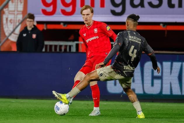Mats Rots of FC Twente controls the ball FC Twente v FC Volendam, Eredivisie, FC Twente 65 v FC Volendam, De Grolsch Veste, April 10, 2026, Enschede, Netherlands.