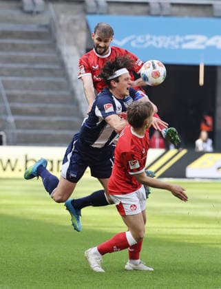 Simon Asta, Fabian Reese, Naatan Skyttä Zweikampf Spielszene Aktion Fußball Fussball DFL 2.Bundesliga Herren 29. Spieltag Saison 2025 2026 11.04.2026 Hertha BSC Berlin vs. 1.FC Kaiserslautern FCK DFL regulations prohibit any use of photographs as image sequences and or quasi-video