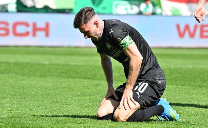 11.04.2026 - Fussball - Saison 2025 2026 - 2. Fussball - Bundesliga - 29. Spieltag: SC Preußen Preussen Münster SCP - SpVgg Greuther Fürth SGF ( Kleeblatt ) - Sportfoto Zink MeZi - xmexzix - DFL regulations prohibit any use of photographs as image sequences and or quasi-video - only for editorial use - Branimir Hrgota (10, SpVgg Greuther Fürth ) angeschlagen am Boden enttäuscht Enttäuschung