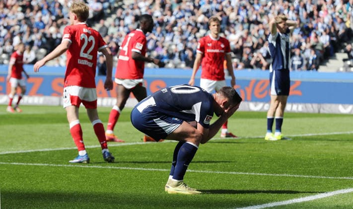 Paul Seguin enttäuscht nach vergebener Torchance Enttäuschung Fußball Fussball DFL 2.Bundesliga Herren 29. Spieltag Saison 2025 2026 11.04.2026 Hertha BSC Berlin vs. 1.FC Kaiserslautern FCK DFL regulations prohibit any use of photographs as image sequences and or quasi-video